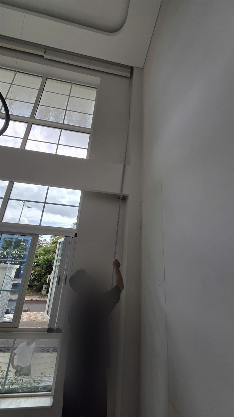 Thợ AN HOME đo chiều cao ô cửa bằng thước dây