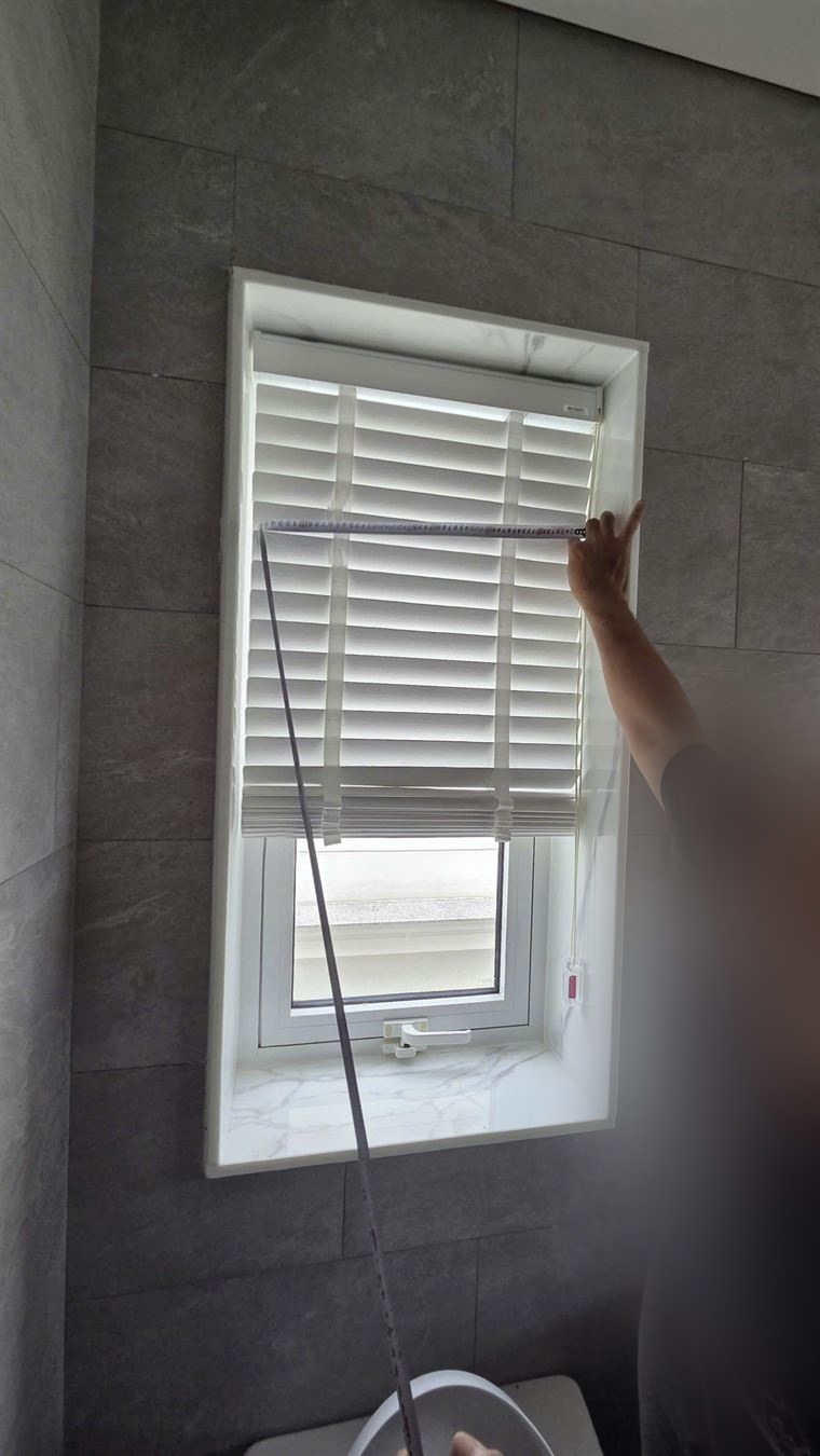 Thợ AN HOME đo kiểm lại rèm sau khi lắp